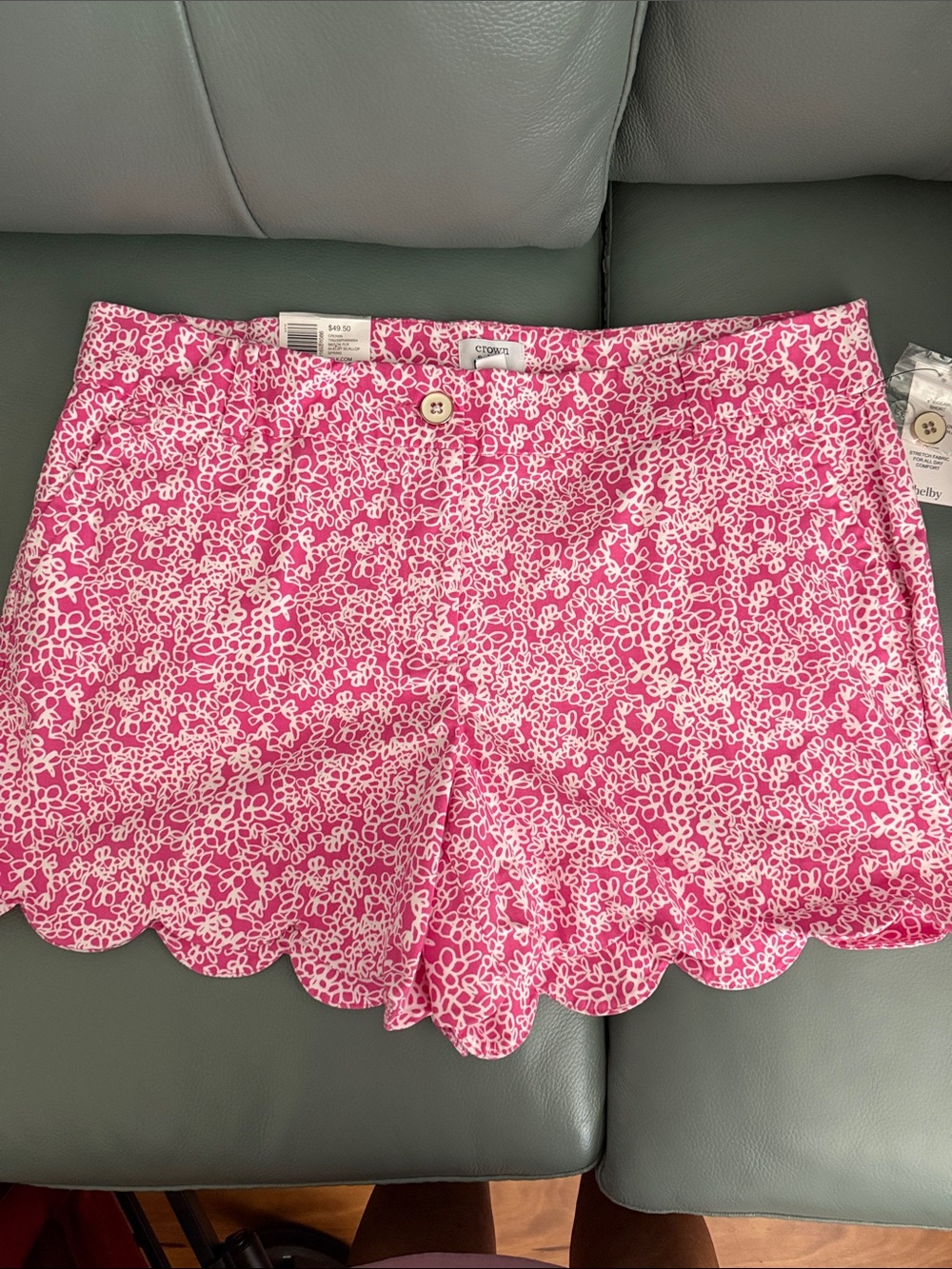 crown & ivy Pink and White Floral Scallop Hem Shorts